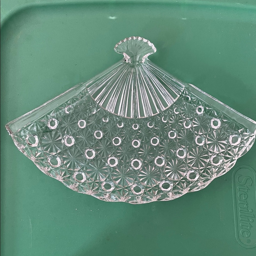 VTG Elegant Pressed Glass Fan-Shaped Dish. Mid century. Button and Daisy design